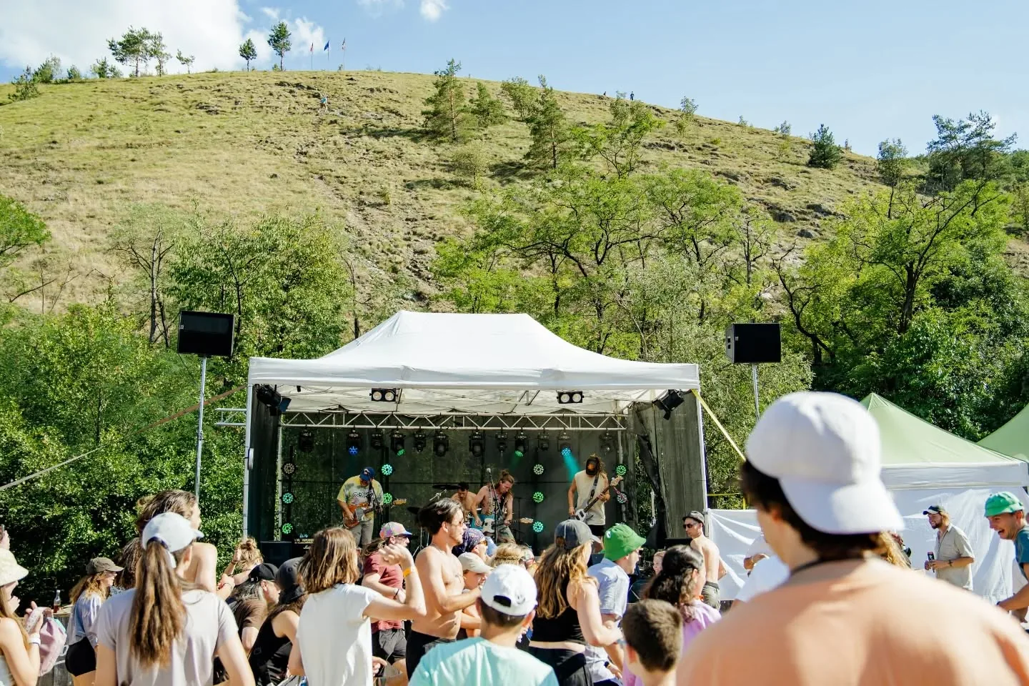 Venkovní festival · paletové pódium