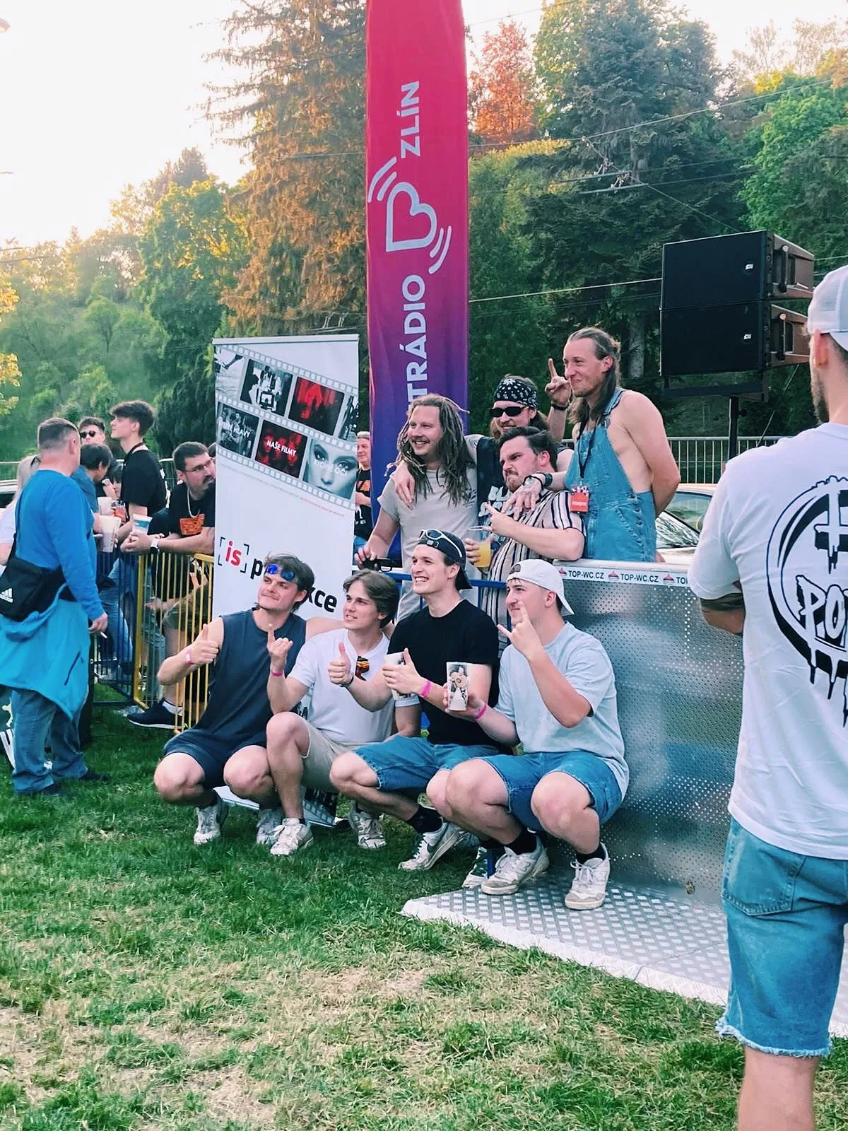 Johnny Čurbes 2025 — celá kapela s fanoušky po koncertě, Rádio Zlín stage