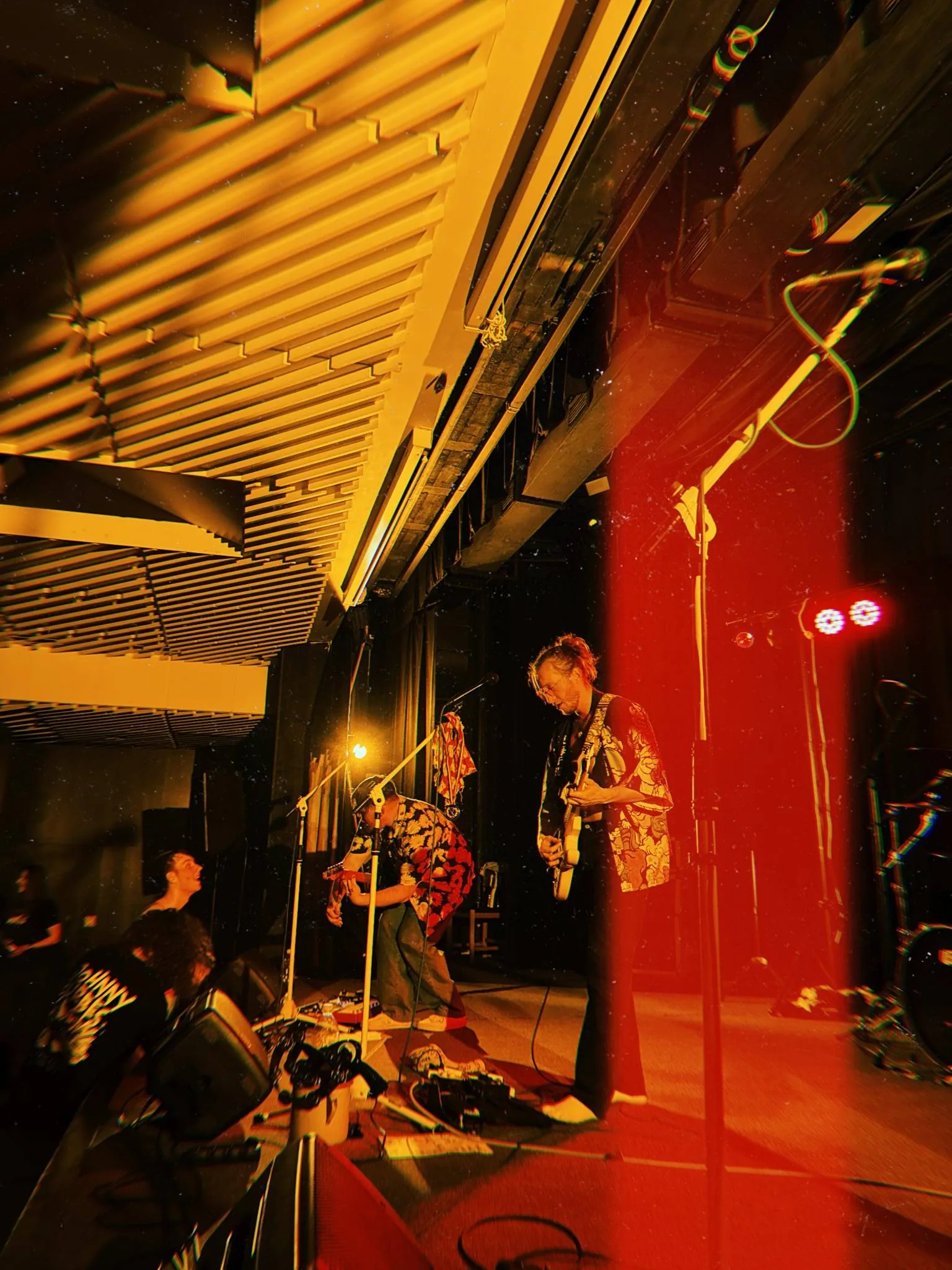 Johnny Čurbes live — kytara a zpěv v červeném světle klubu (Brno)