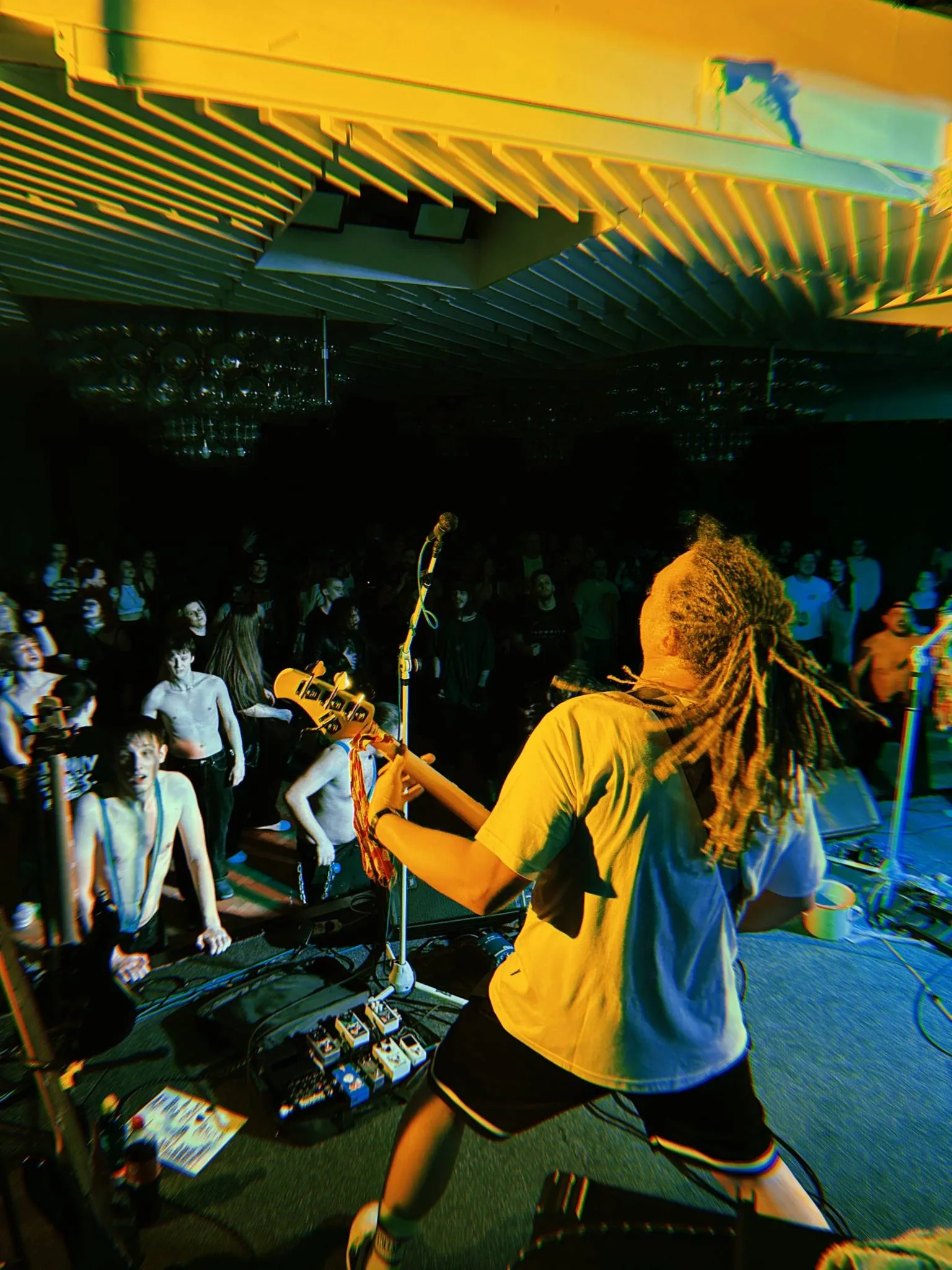 Johnny Čurbes live — pohled ze scény přes kytaristu na vyprodaný klub